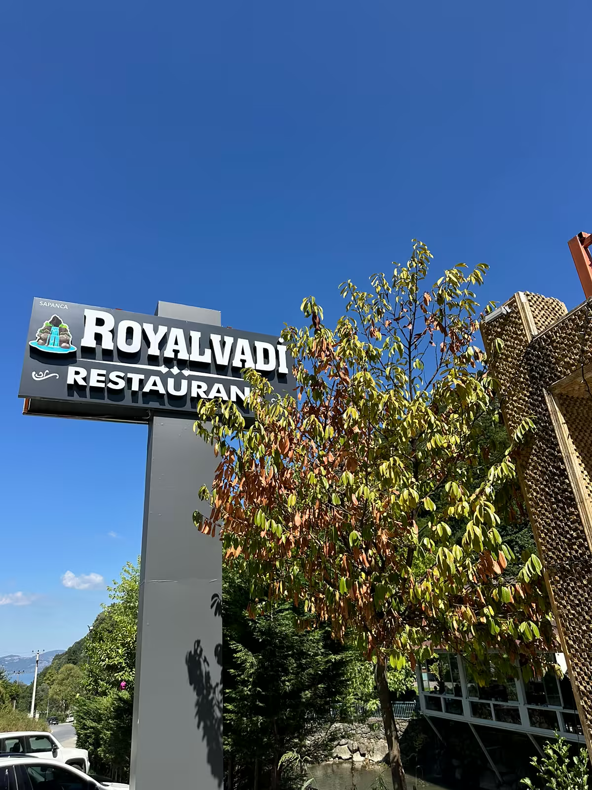 Royal Vadi Restaurant tabelası ve vadi içindeki giriş cephesi
